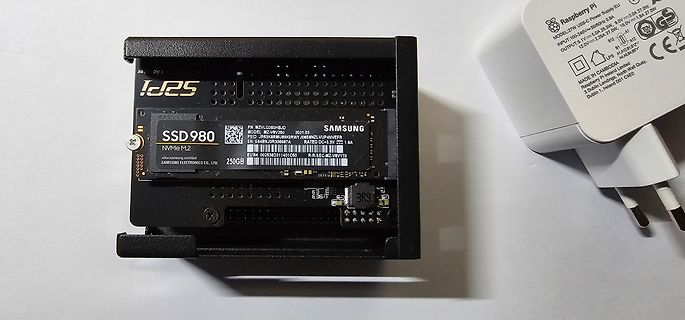 Samsung SSD 980 NVMe M.2 in Gehäuse mit Netzteil