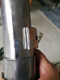 Metallrohr mit Metalllaschen und Loch