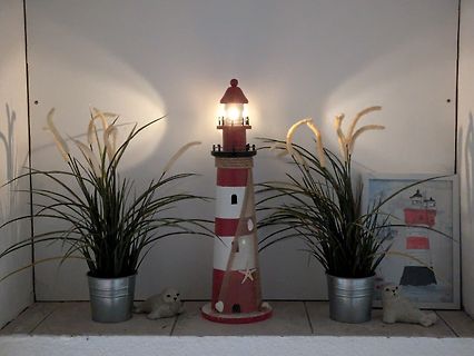Leuchtturm-Lampe mit Pflanzen und Robbenfiguren