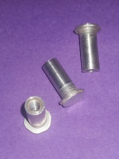 Drei metallische Zylinder mit Flanschen