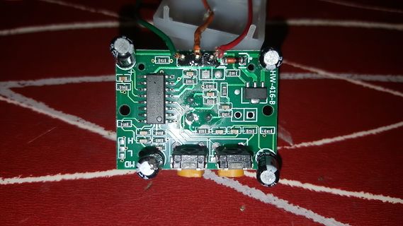Foto einer Leiterplatte mit elektronischen Bauteilen