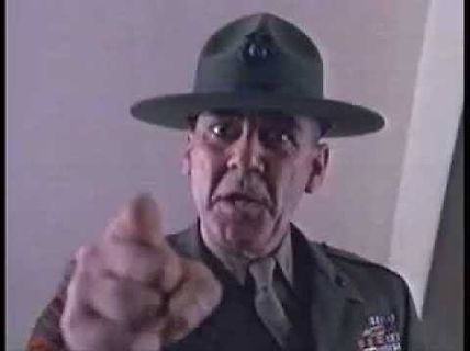 Mann mit Drill Instructor Hut zeigt auf Kamera