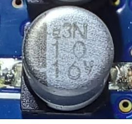Nahaufnahme eines elektronischen Bauteils auf Leiterplatte