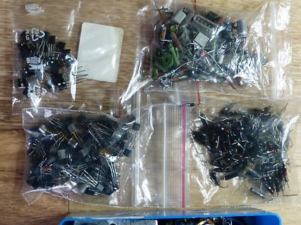 Verschiedene elektronische Bauteile in Plastikbeuteln