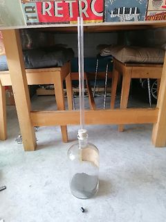 Glasflasche mit Glasröhre auf Boden