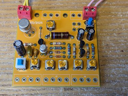 Foto einer bestückten Leiterplatte mit elektronischen Bauteilen