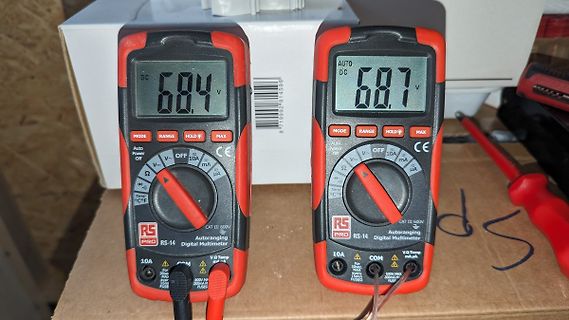 Zwei digitale Multimeter mit Messwerten