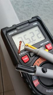 Multimeter misst Widerstand eines Widerstands