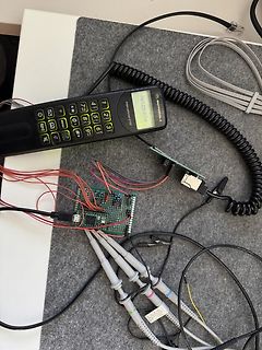 Elektronik-Aufbau mit Motorola Telefon und Leiterplatte