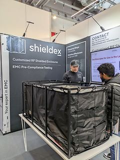 Messaufbau mit RF-Abschirmbox und Firmenbanner