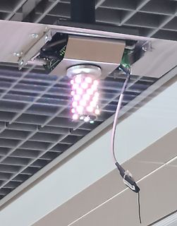 LED-Leuchte an Deckenkonstruktion