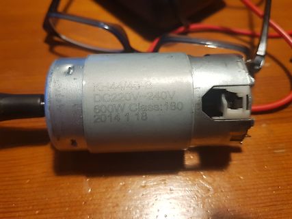 Elektromotor mit Typenbezeichnung