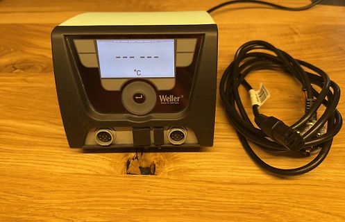 Weller Lötstation auf Holztisch