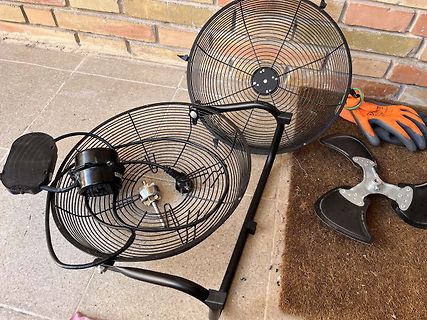 Zerlegter Standventilator auf Fliesenboden