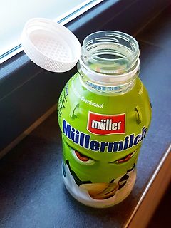 geöffneter Müller Milchgetränk mit Kokosgeschmack
