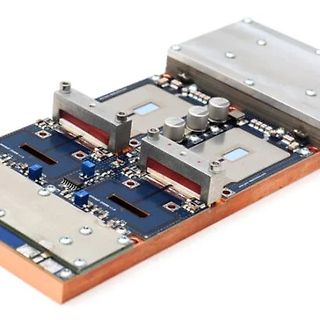Leiterplatte mit integrierten Kühlkörpern und elektronischen Bauteilen