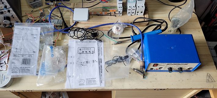 Elektronikkomponenten und Lötstation auf Werkstattarbeitstisch