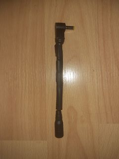 Schwarzes Bauteil auf Holzuntergrund