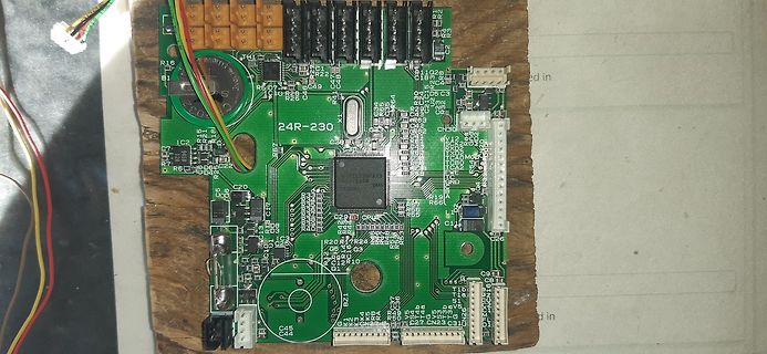 Foto einer grünen Leiterplatte mit elektronischen Bauteilen