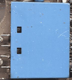 Nahaufnahme einer blauen Kunststoffbox mit Schaltern