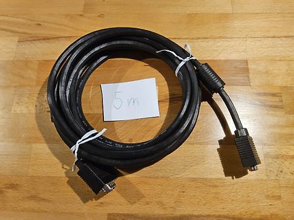 Schwarzes Kabel mit 5m Beschriftung