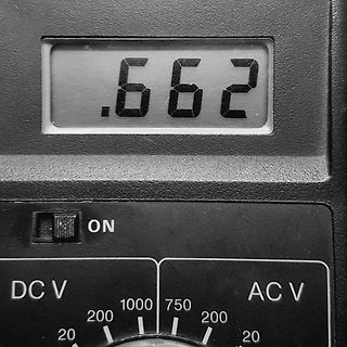 Nahaufnahme eines Multimeters mit Messwert
