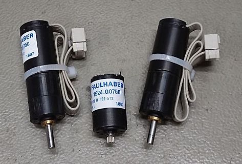 Drei Faulhaber Motoren mit Wellen und Kabeln