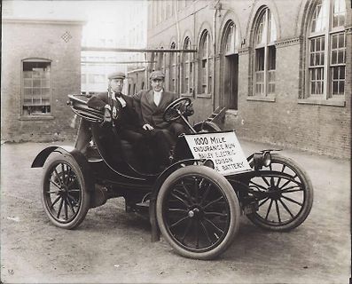 Historisches Foto eines Elektroautos mit zwei Männern