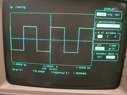 Abfotografierter Oszilloskop-Bildschirm mit Rechtecksignal