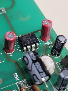 Nahaufnahme einer Leiterplatte mit Elektrolytkondensatoren und IC
