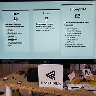 Foto eines Bildschirms mit Preisplänen und EMTERIA Logo