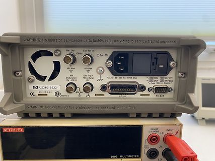 Rückseite eines HP Signalgenerators und Keithley Multimeter