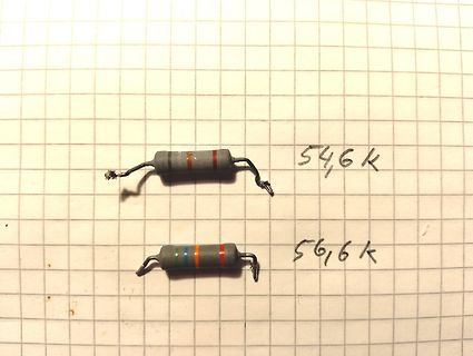 Zwei Widerstände auf Millimeterpapier mit Werten