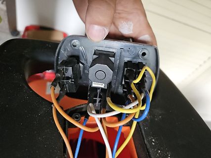 Elektrische Anschlüsse und Kabelverbindungen