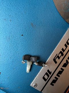 Kleiner Stecker mit Beschriftung auf blauem Untergrund