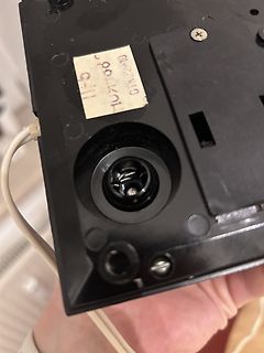 Rückseite eines elektronischen Geräts mit Anschlüssen