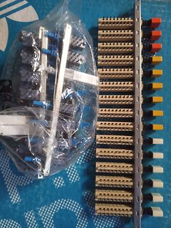 Elektronische Bauteile in Plastikverpackung und auf einer Schiene