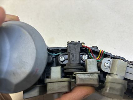 Nahaufnahme eines elektronischen Bauteils mit Kabeln