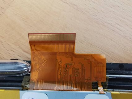 Flexibles Flachbandkabel auf Holzuntergrund