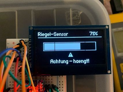 LCD-Display mit Statusanzeige auf Breadboard