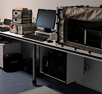 Messplatz mit Labornetzteil, Monitor und Computergehäusen