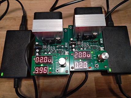 Zwei elektronische Messgeräte mit LED-Displays und Kühlkörpern