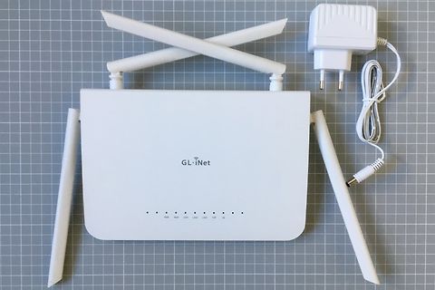GL.iNet Router mit Antennen und Netzteil