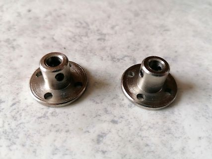 Zwei metallische Flansche oder Buchsen
