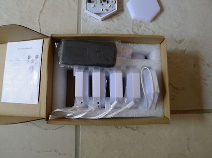 Inhalt einer Produktverpackung mit weißem Zubehör