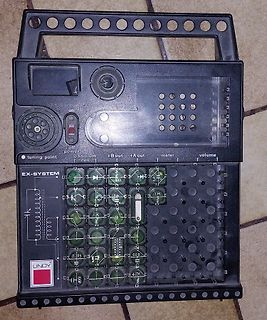 Altes elektronisches Messgerät mit Schaltplan-Aufdruck