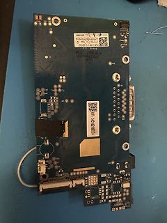 Foto einer blauen Leiterplatte mit QR-Codes