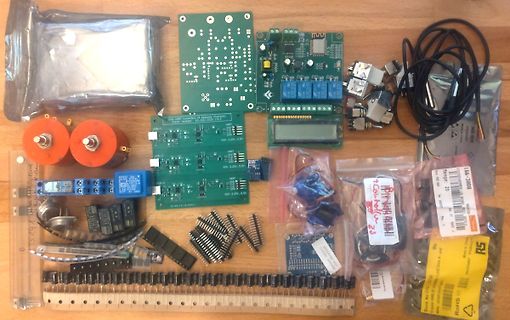 Elektronikbauteile und Leiterplatten auf Holztisch