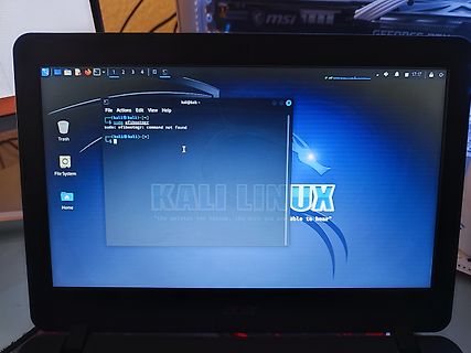 Laptop mit Kali Linux Betriebssystem