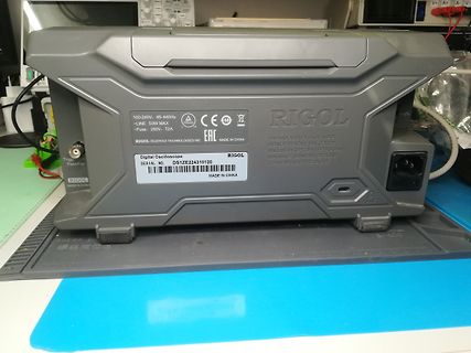 Rückseite eines Rigol Digital Oszilloskops
